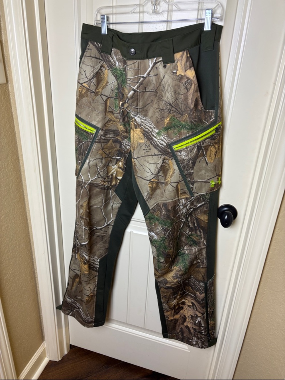 Under Armour Men's Realtree Camo Cargo Pants with Hi-Vis Accents